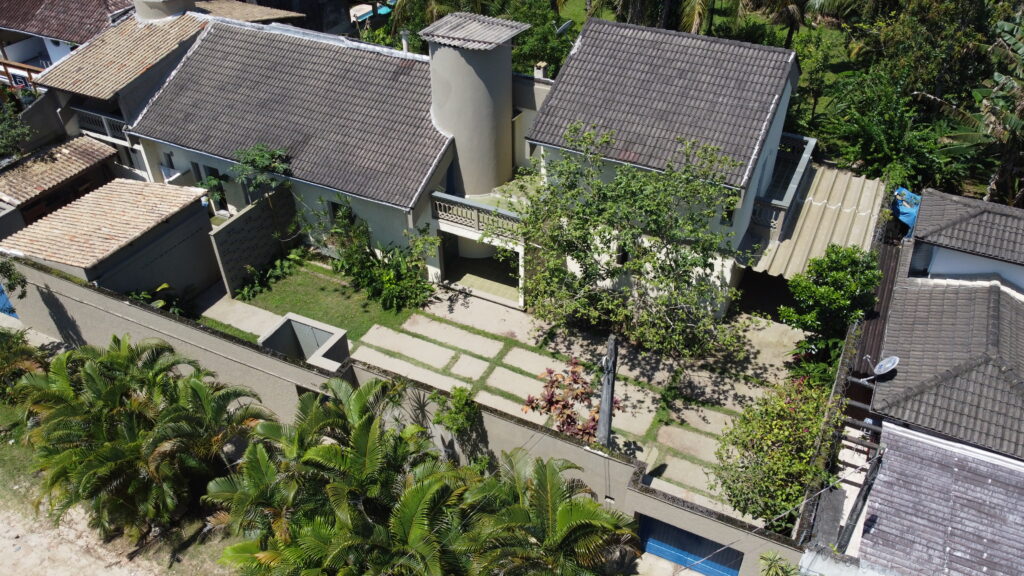 Casa à venda em Barra do Una, frente ao rio!